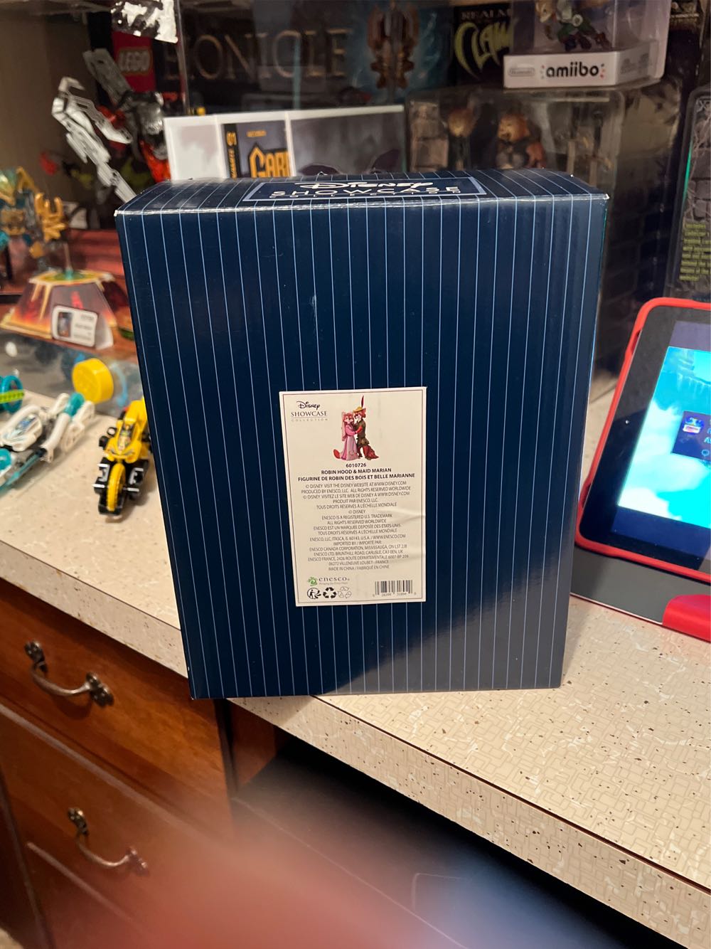 Enesco Disney Showcase Robin Hood And Maid Marian Figurine 9.05 Inch Multicolor  action figure collectible [Barcode 028399318940] - Main Image 3