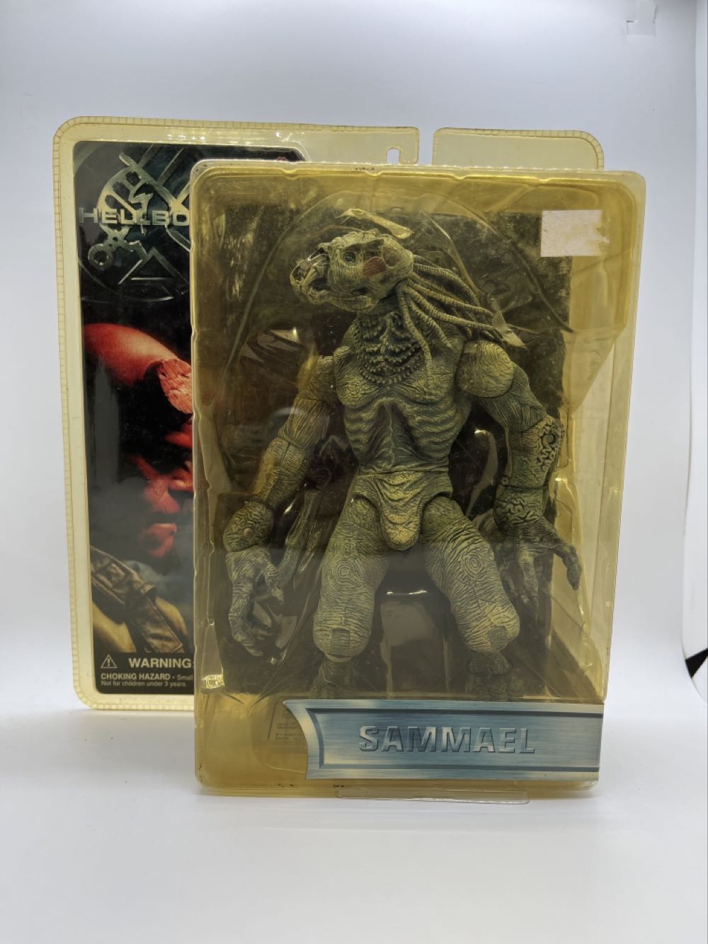 Hellboy Sammael - Mezco Toys (Comic Book Monster) action figure collectible [Barcode 696198150049] - Main Image 3