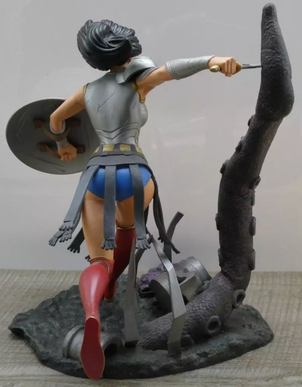 Wonder Woman -Metal DC Gallery - Diamond (DC Gallery) action figure collectible [Barcode 699788832738] - Main Image 2