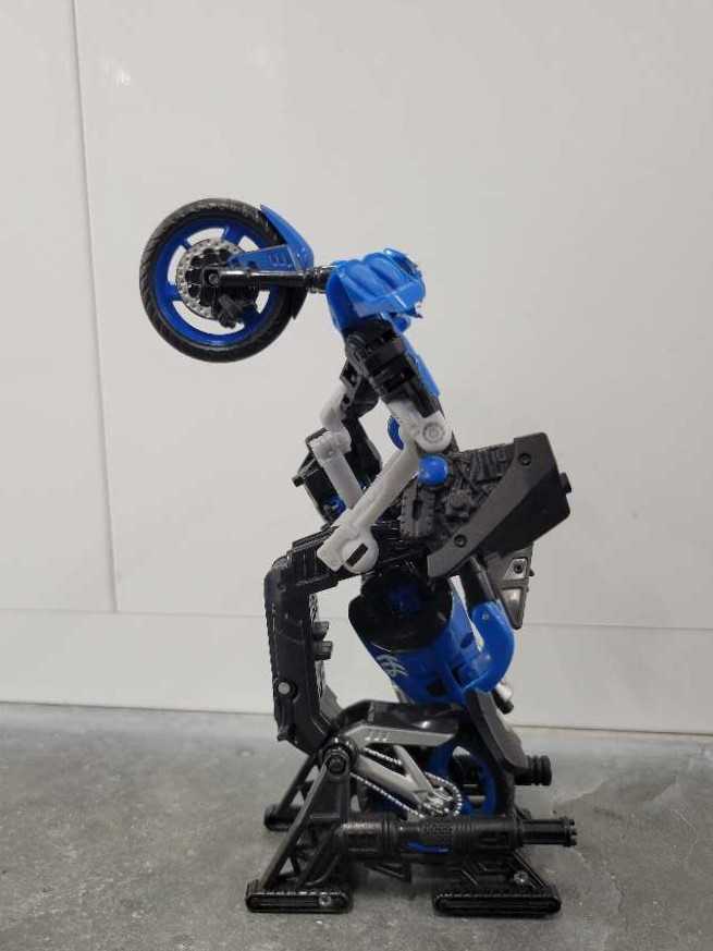 Chromia Robot Mode - Hasbro (Revenge Of The Fallen) action figure collectible - Main Image 3