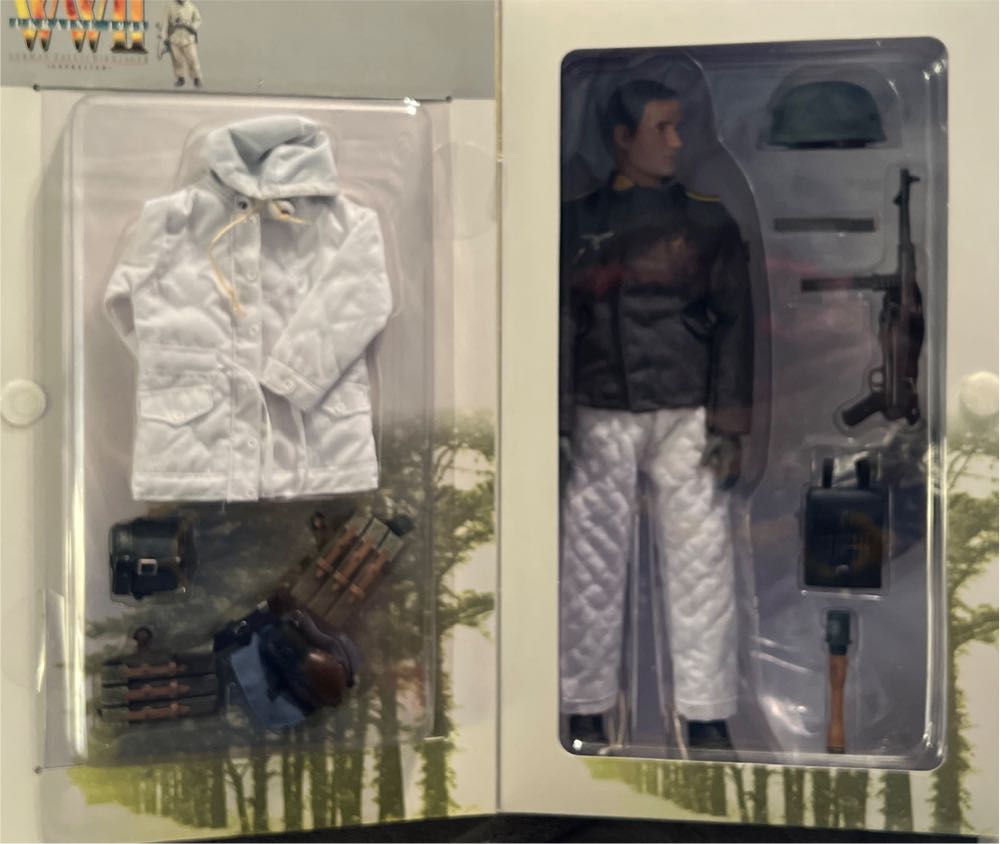 New Generation WWII Ukraine 1943 German Fallschirmjäger - Dragon Models Ltd. (Ukraine 1943) action figure collectible [Barcode 089195701107] - Main Image 3