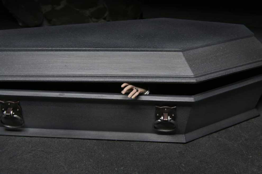 Dracula’s Coffin - FILMS - CLASSIC UNIVERSAL MONSTERS (Dracula (1931)) action figure collectible [Barcode 634482048269] - Main Image 4