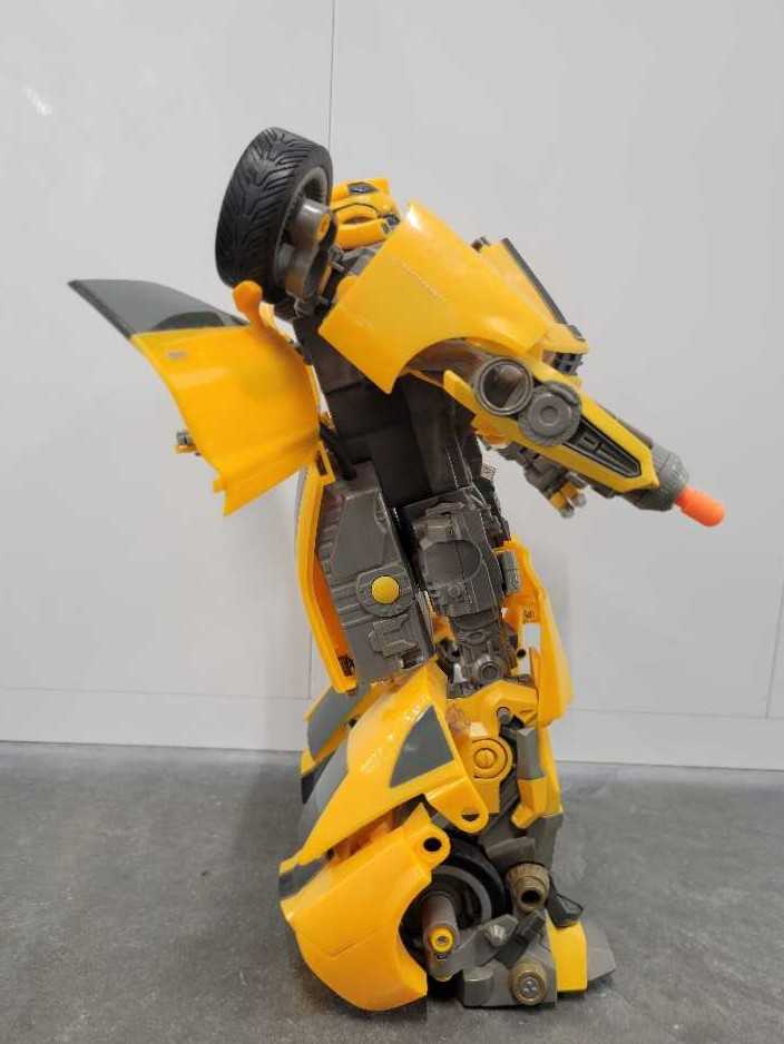 Bumblebee Ultimate 2nd Robot Mode - Hasbro (Movie) action figure collectible - Main Image 3