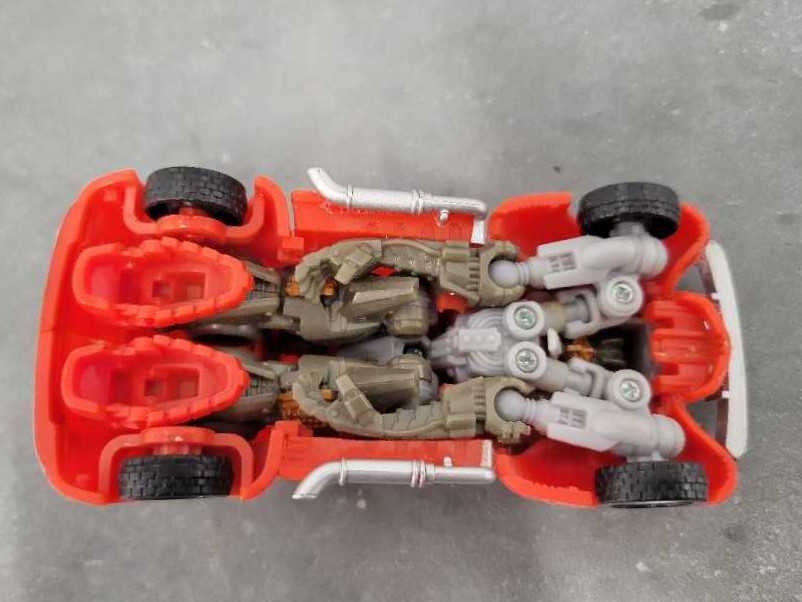 Hubcap Vehicle Mode - Hasbro (Hunt For The Decepticons) action figure collectible - Main Image 4