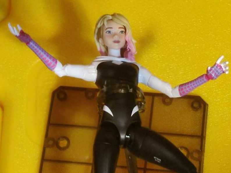Spider-Man Retro - Spider-Gwen (Spider-Verse) - Hasbro (Marvel Legends) action figure collectible [Barcode 5010994181901] - Main Image 4