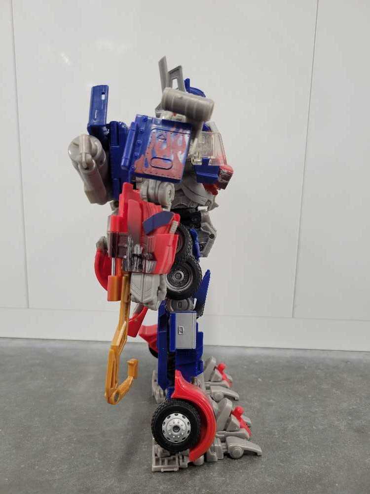 Optimus Prime Leader Robot Mode  - Hasbro (Hunt For The Decepticons) action figure collectible - Main Image 3