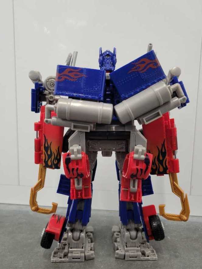 Optimus Prime Leader Robot Mode  - Hasbro (Hunt For The Decepticons) action figure collectible - Main Image 4