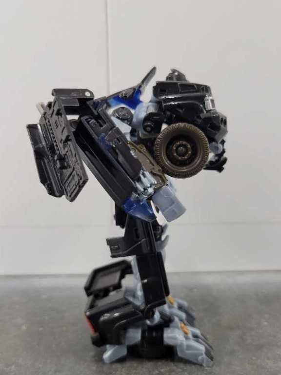 Ironhide - Hasbro (Hunt For The Decepticons) action figure collectible - Main Image 3