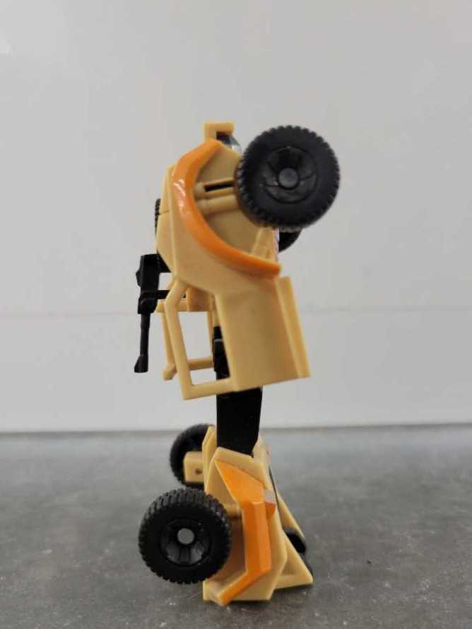 Sandstorm Robot Mode - Hasbro (Hunt For The Decepticons) action figure collectible - Main Image 2