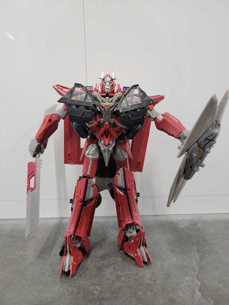 Sentinel Prime Leader Robot Mode - Hasbro (Dark Of The Moon) action figure collectible - Main Image 2