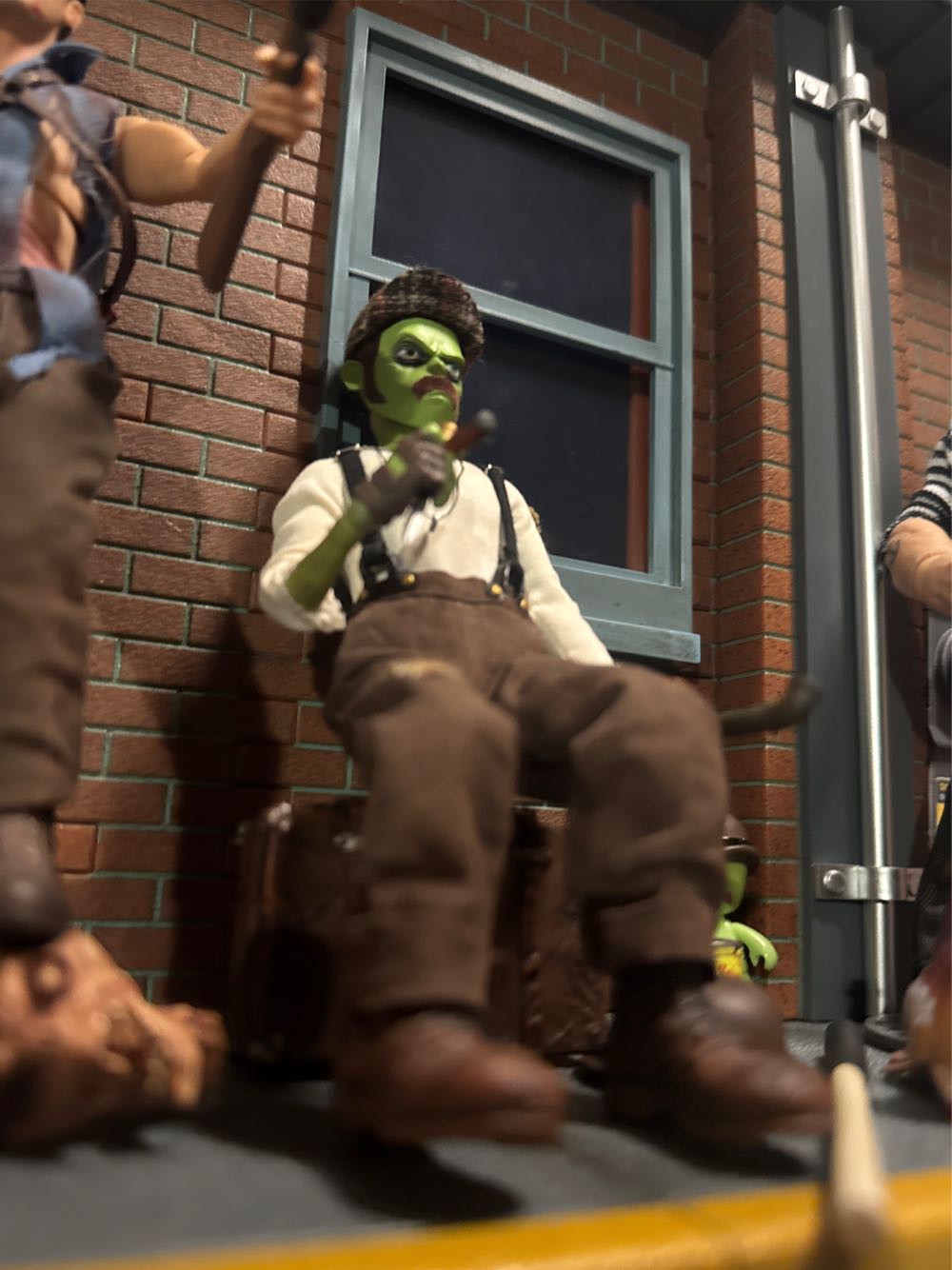 Mezco One:12 Hoodlumz King Of The Block - Mezco action figure collectible [Barcode 696198760675] - Main Image 3