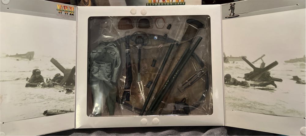 New Generation WWII U.S. Army Infantryman - Dragon Models Ltd. (Omaha Beach 1944) action figure collectible [Barcode 089195703385] - Main Image 2