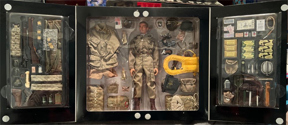 Dragon 101st Airborne Paratrooper Private James ”jim” Gordon - Dragon Models Ltd. (Normandy 1944) action figure collectible [Barcode 089195702890] - Main Image 2