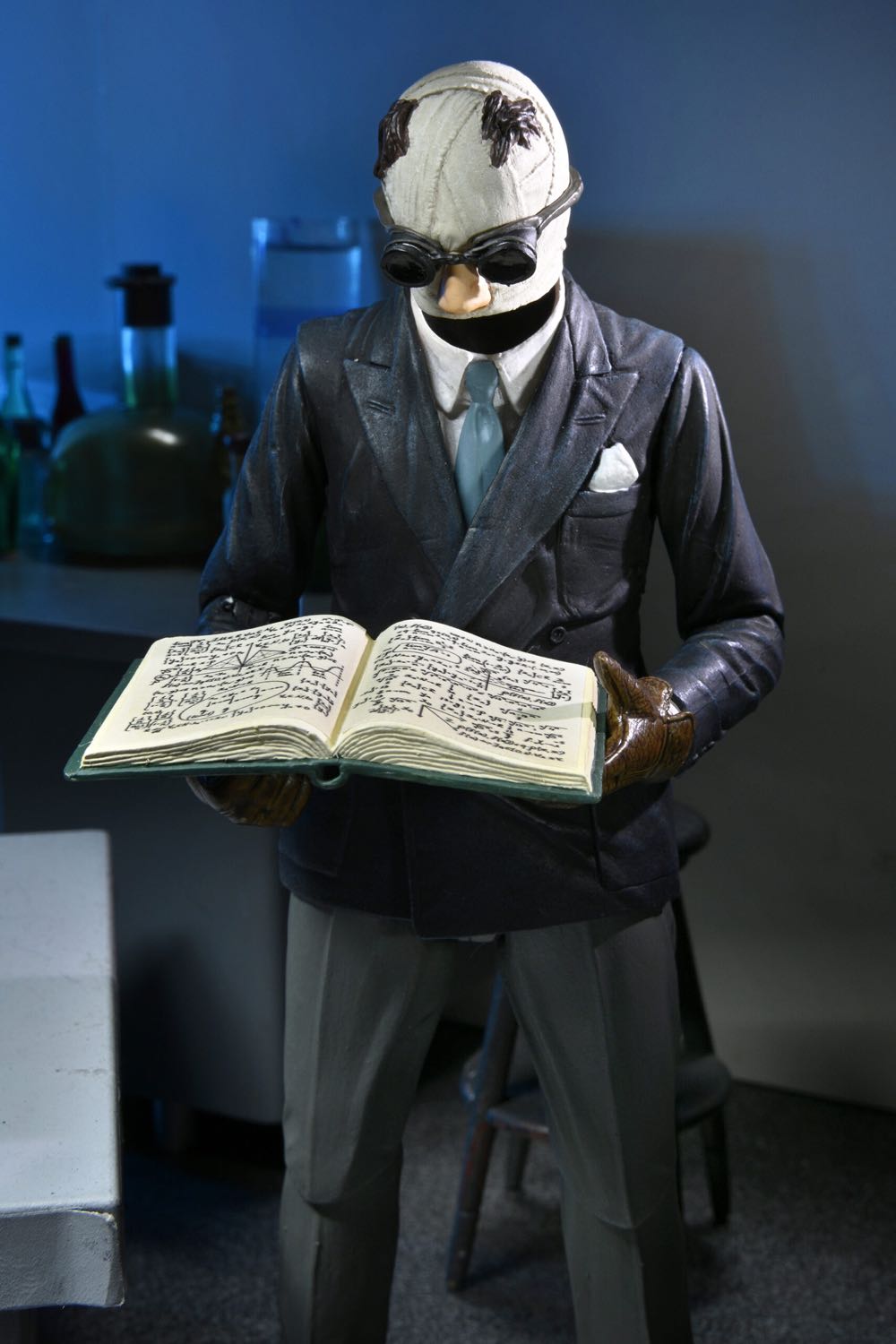 Universal Monsters - The Invisible Man - Neca (Universal Classic Monsters) action figure collectible - Main Image 2