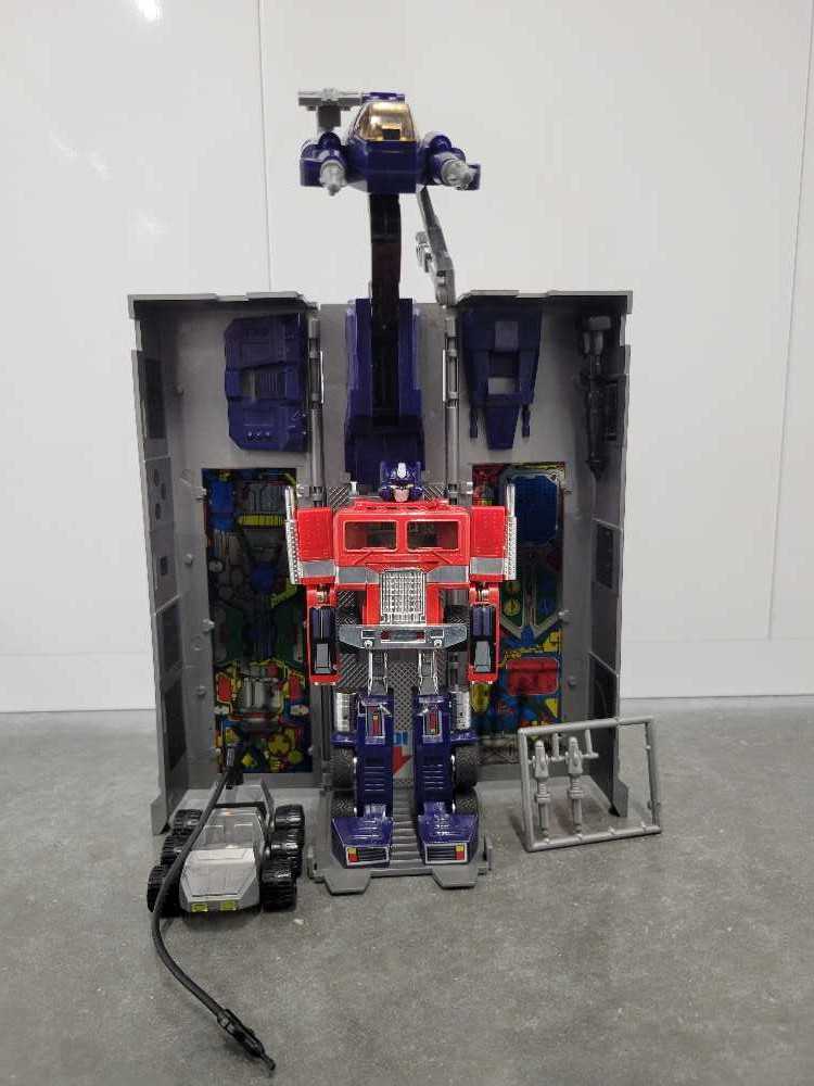 Optimus Prime 9th Boxed - Hasbro (1984) action figure collectible - Main Image 2