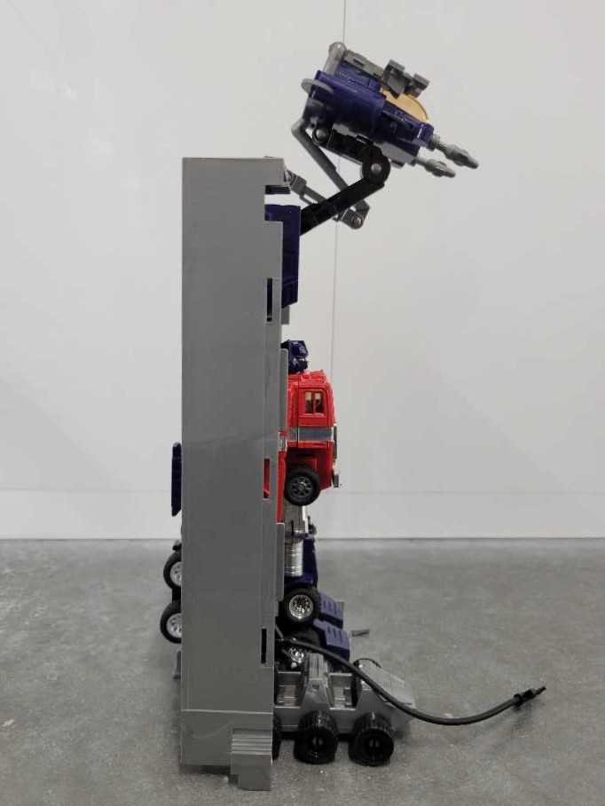 Optimus Prime 9th Boxed - Hasbro (1984) action figure collectible - Main Image 3