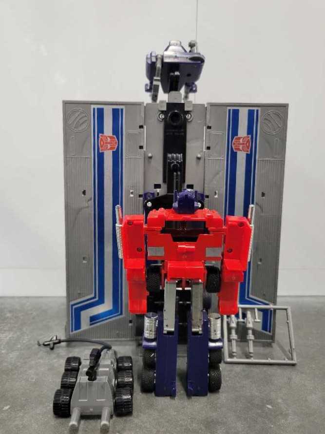 Optimus Prime 9th Boxed - Hasbro (1984) action figure collectible - Main Image 4