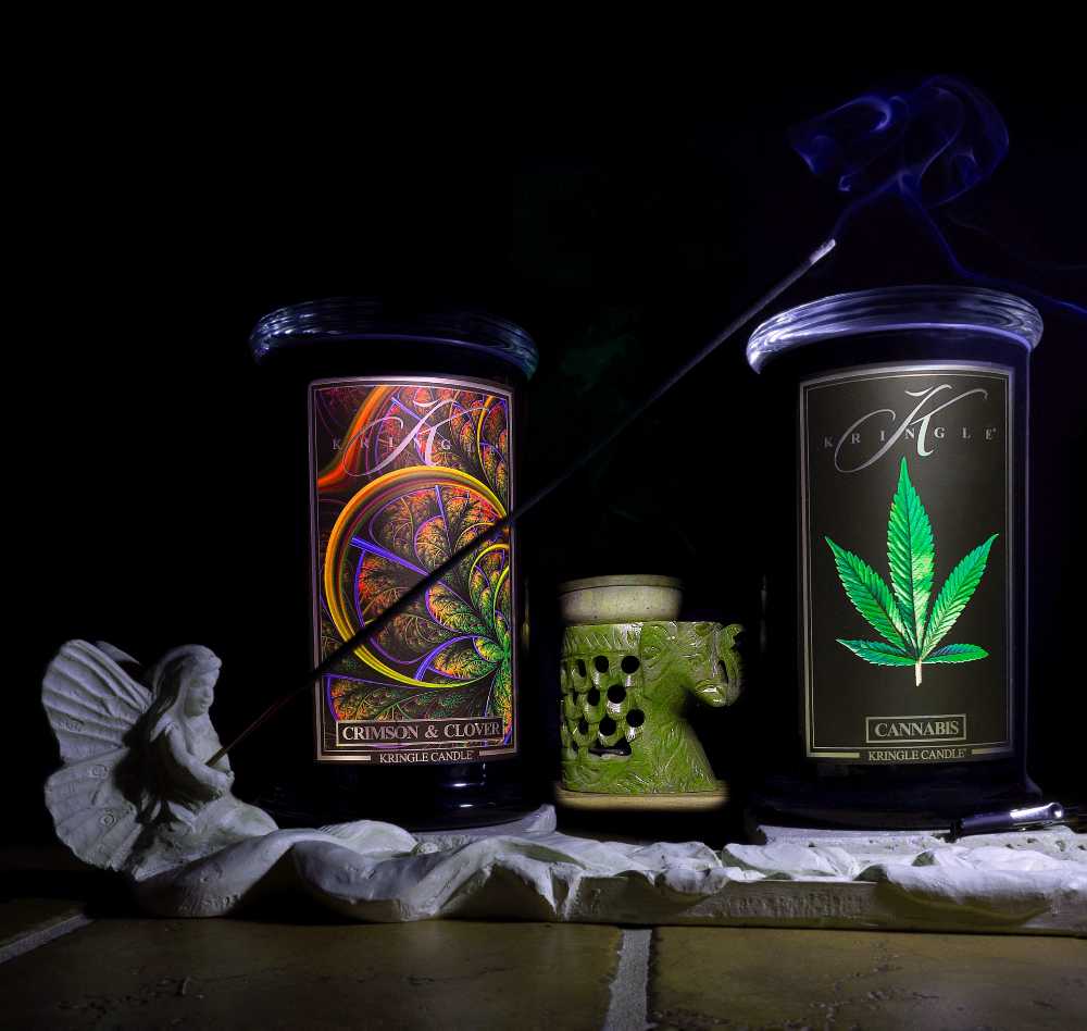 CANDLE: Reserve Line Kringle Candle Crimson & Clover 2023 - Kringle Candle (Kringle Exclusive Candles) action figure collectible [Barcode 846853082714] - Main Image 4