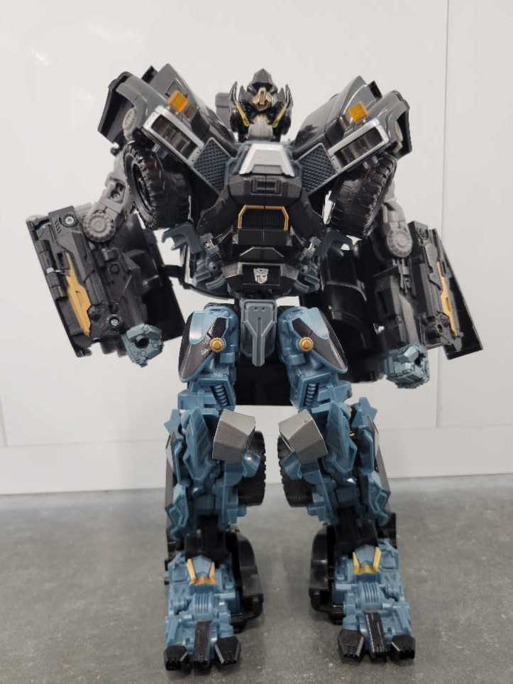 Ironhide Leader - Hasbro (Dark Of The Moon) action figure collectible - Main Image 2