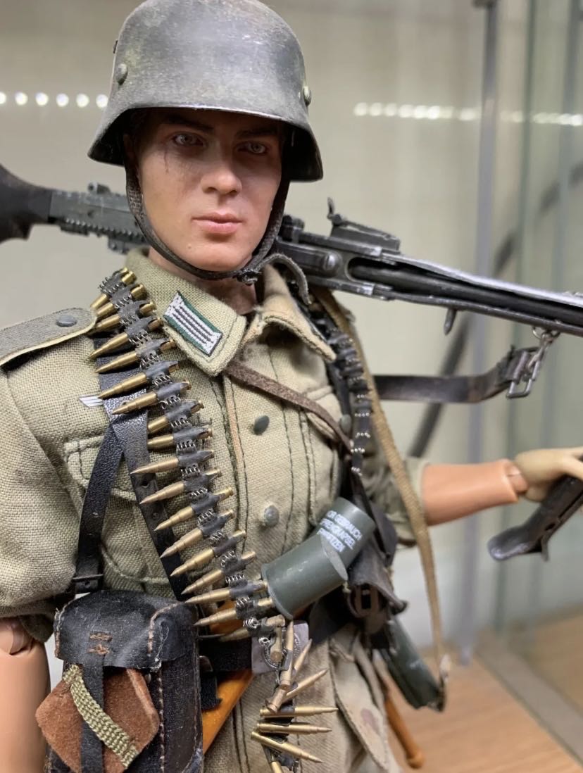 Wehrmacht MG-42 Gunner  (WWII) action figure collectible - Main Image 2