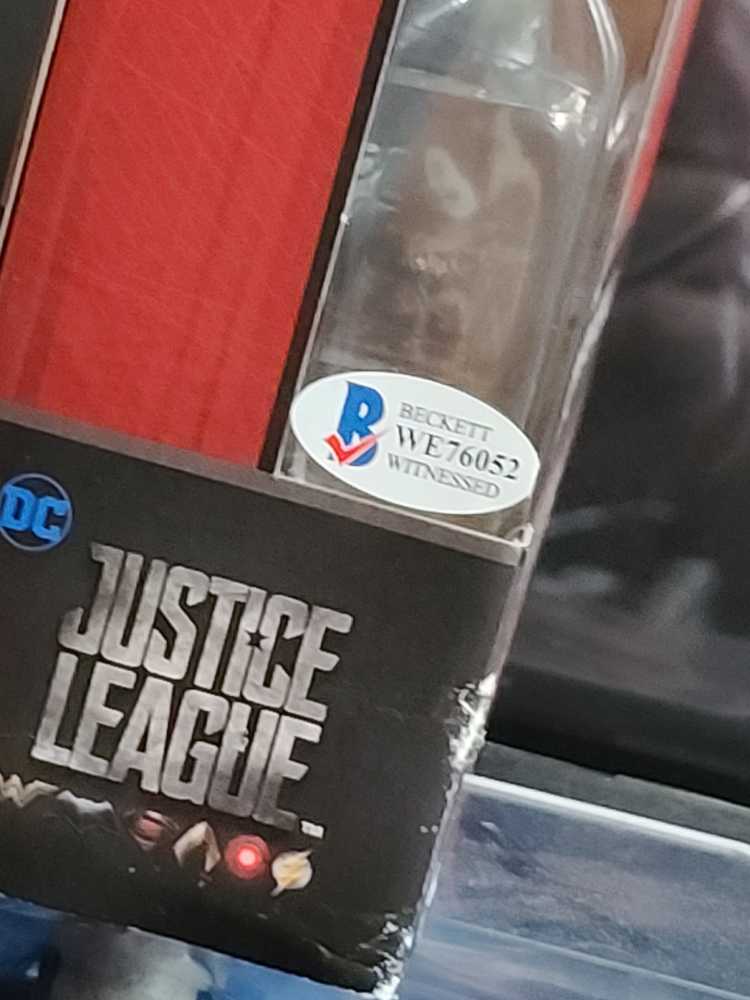 Mattel DC Multiverse Justice League Batman Signed - Mattel (Comic Book) action figure collectible - Main Image 4