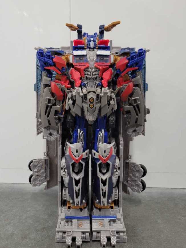 Optimus Prime, Ultimate Robot Mode - Hasbro (Dark Of The Moon) action figure collectible - Main Image 2