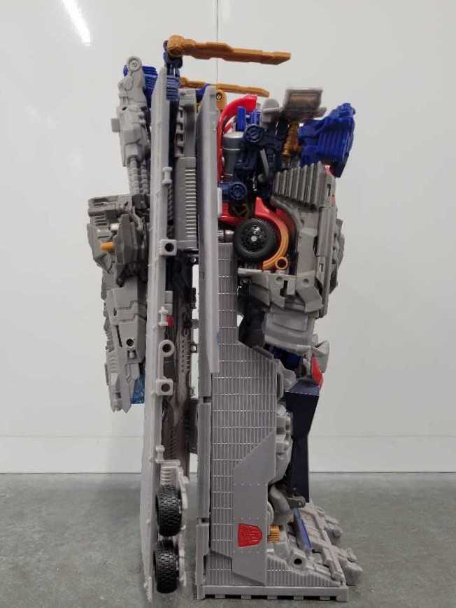 Optimus Prime, Ultimate Robot Mode - Hasbro (Dark Of The Moon) action figure collectible - Main Image 3