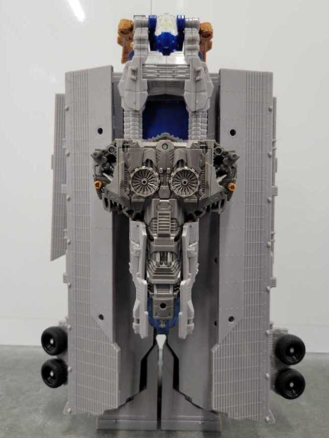 Optimus Prime, Ultimate Robot Mode - Hasbro (Dark Of The Moon) action figure collectible - Main Image 4