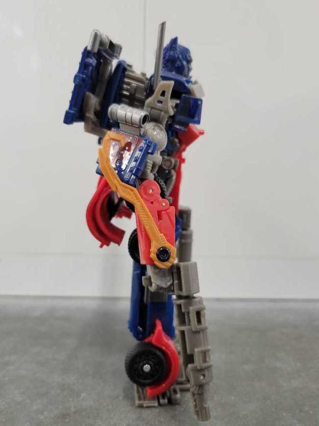 Oprimus Prime With Commettor - Hasbro (Dark Of The Moon) action figure collectible - Main Image 3