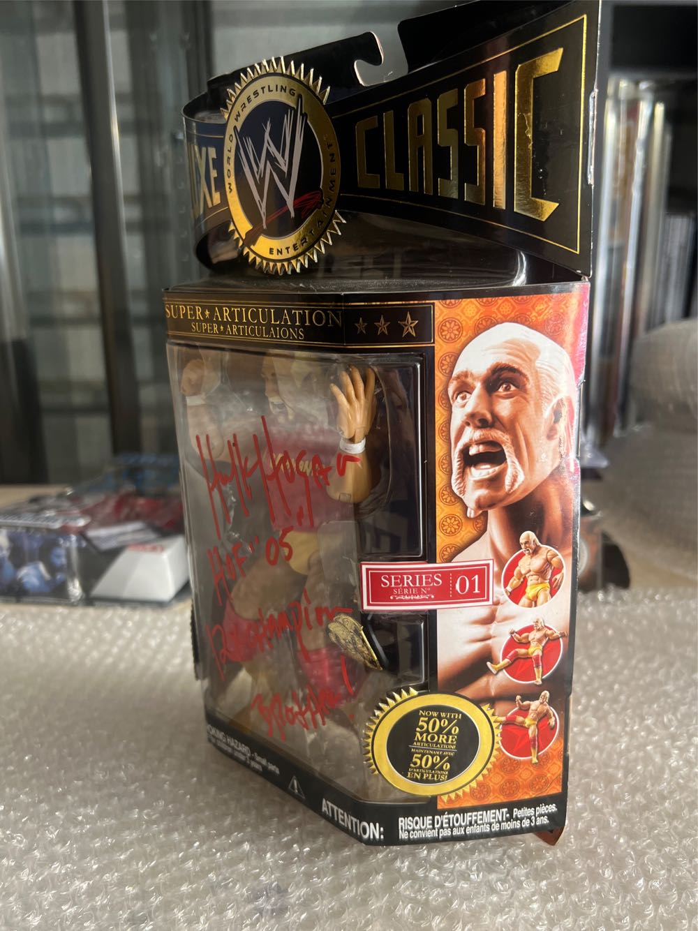Hulk Hogan - Deluxe Classic Jakks Pacific - AUTOGRAPHED - Jakks Pacific WWE (WWE) action figure collectible - Main Image 2