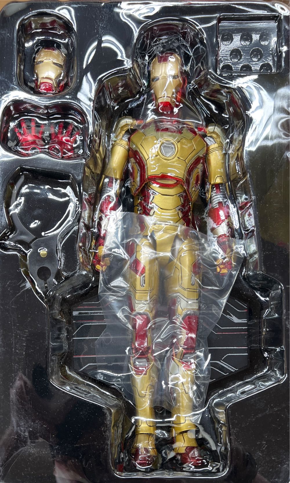 Hot Toys Iron Man 1/6 Mark 42 (XLII) - Hot Toys (Iron Man) action figure collectible [Barcode 6354563221957] - Main Image 2