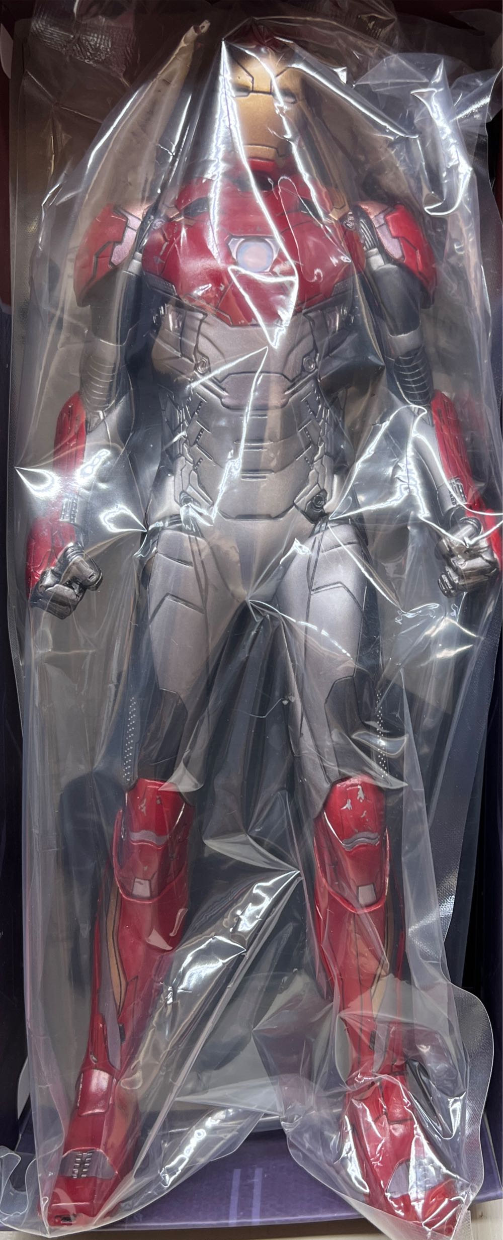 Crazy Toys Iron Man 1/6 Mark 47 (XLVII) Battle Damaged - Crazy Toys (Iron Man) action figure collectible - Main Image 2