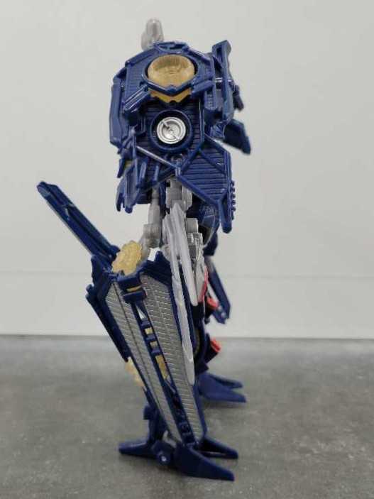Soundwave Gathering At The Nemesis Toys"R"Us  - Hasbro (Revenge Of The Fallen) action figure collectible - Main Image 3