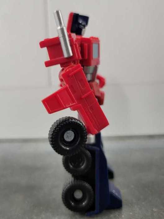 Optimus Prime Legends - Hasbro (Reveal The Shield) action figure collectible - Main Image 2