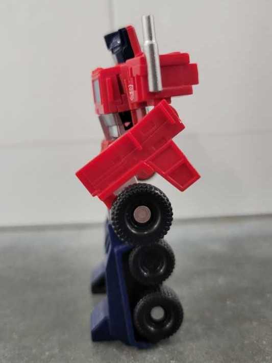 Optimus Prime Legends - Hasbro (Reveal The Shield) action figure collectible - Main Image 4