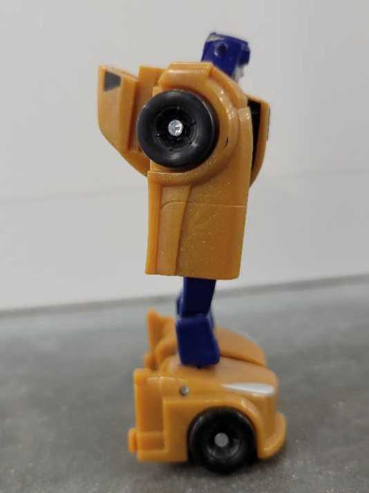 Bumblebee Gold Robot Mode - Hasbro (Reveal The Shield) action figure collectible - Main Image 2