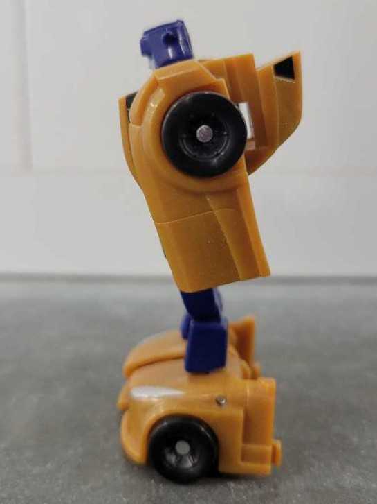 Bumblebee Gold Robot Mode - Hasbro (Reveal The Shield) action figure collectible - Main Image 4