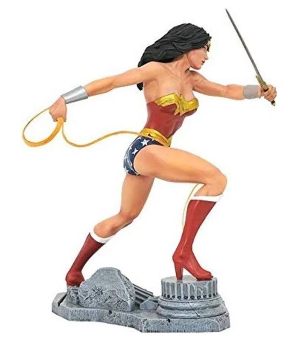 Wonder Woman: Diamond Select PVC Statue  action figure collectible [Barcode 699788829165] - Main Image 2