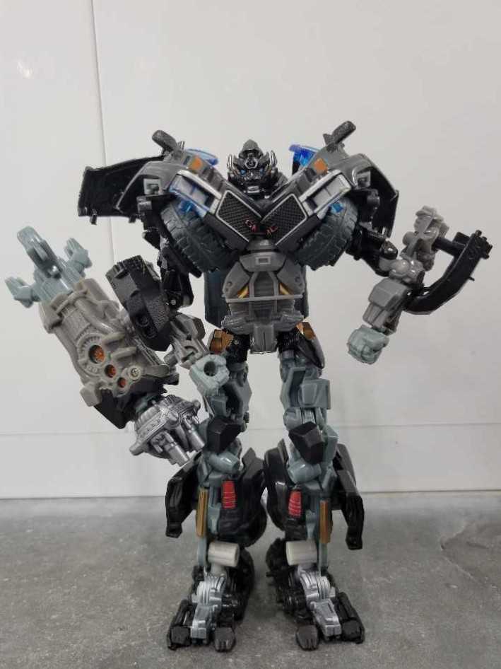 Ironhide Voyager Robot Mode - Hasbro (Dark Of The Moon) action figure collectible - Main Image 2