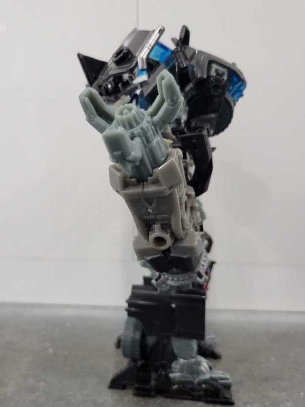 Ironhide Voyager Robot Mode - Hasbro (Dark Of The Moon) action figure collectible - Main Image 3