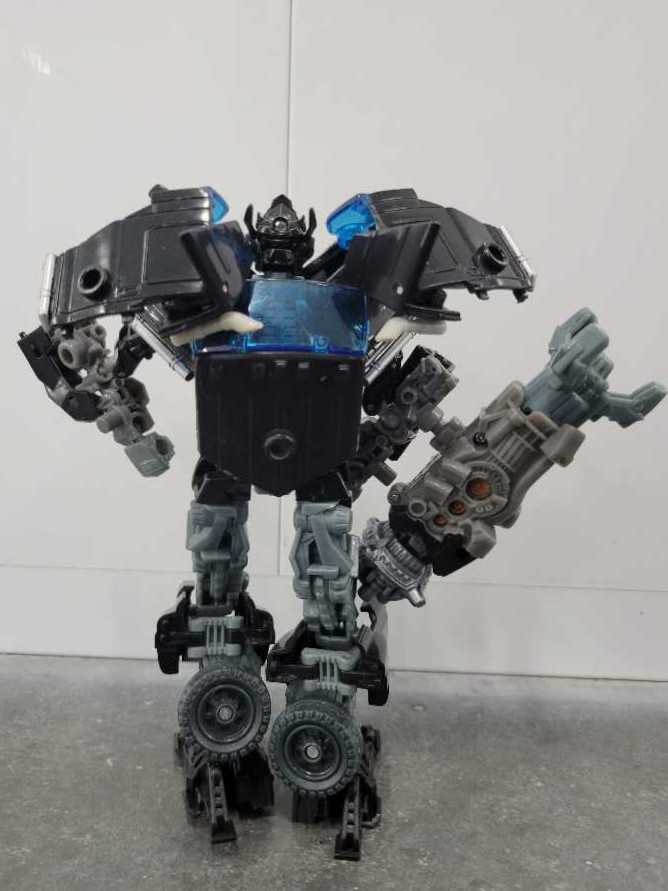 Ironhide Voyager Robot Mode - Hasbro (Dark Of The Moon) action figure collectible - Main Image 4