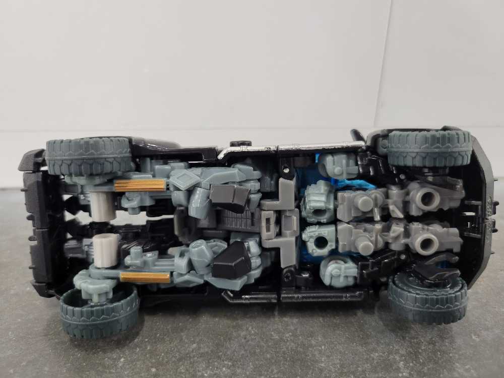 Ironhide Voyager Vehicle Mode  - Hasbro (Dark Of The Moon) action figure collectible - Main Image 4