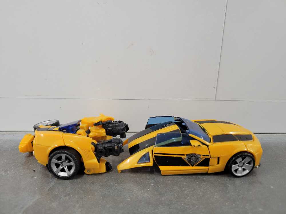 Bumblebee N.E.S.T  - Hasbro (Revenge Of The Fallen) action figure collectible - Main Image 3