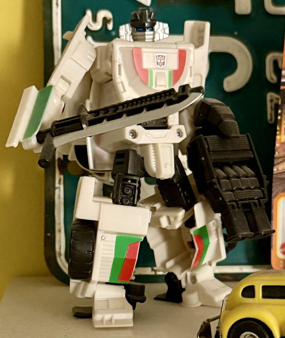 Wheeljack - Deluxe Class - Hasbro (Transformers) action figure collectible [Barcode 5010994854683] - Main Image 3