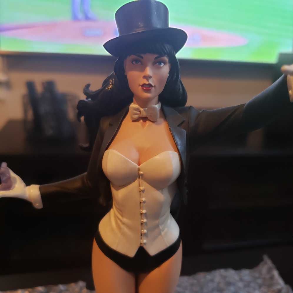 DC COVER GIRLS ZATANNA STATUE  action figure collectible - Main Image 3