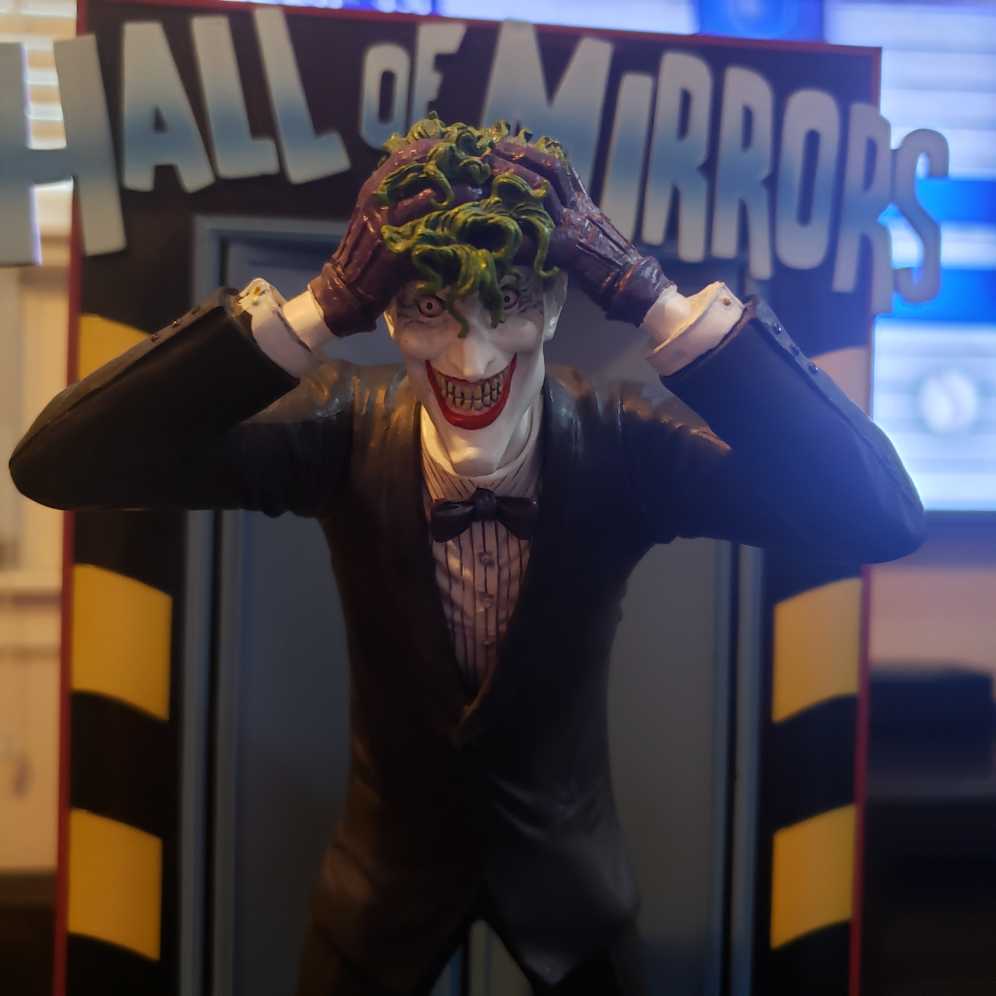 Joker HALL OF MIRRORS Statue - Diamond Gallery (Batman The Killing Joke) action figure collectible - Main Image 2