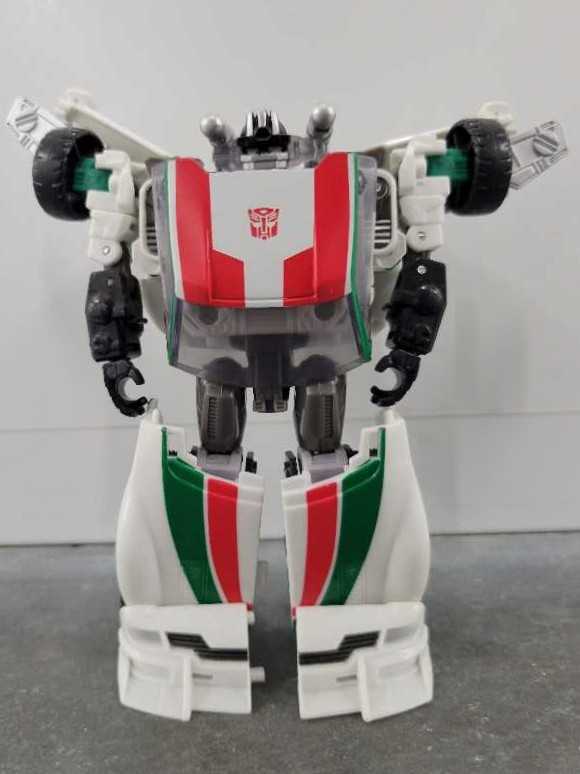 Wheeljack Robot Mode - Hasbro (Generations) action figure collectible - Main Image 2