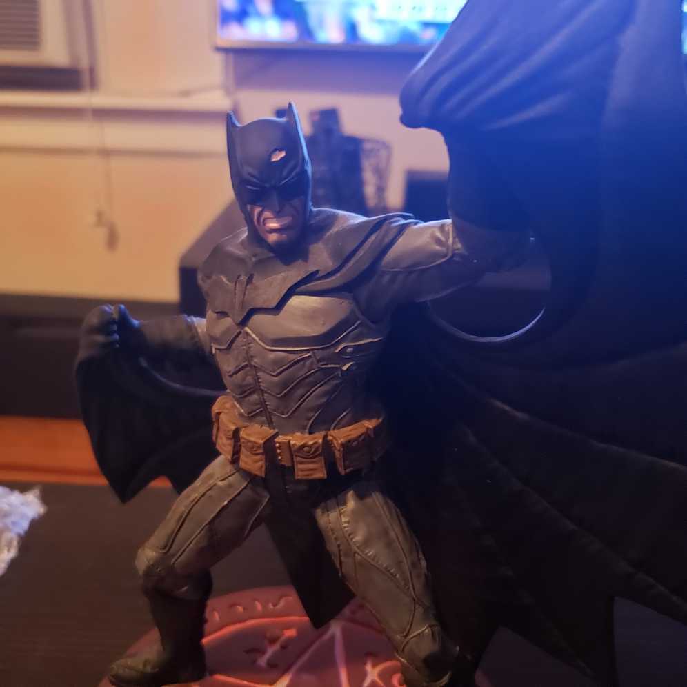 BATMAN-DAMNED COLLECTIBLE STATUE  (Iconic Heroes) action figure collectible - Main Image 2