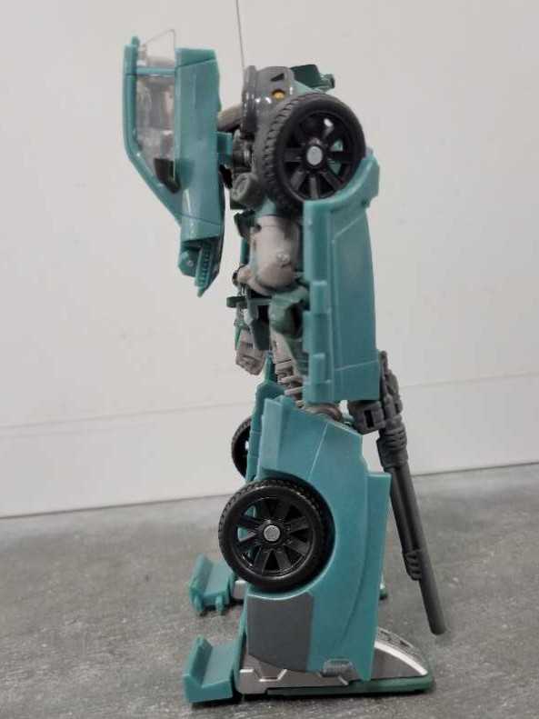 Kup Sergeant 2nd Robot Mode - Hasbro (Generations) action figure collectible - Main Image 3