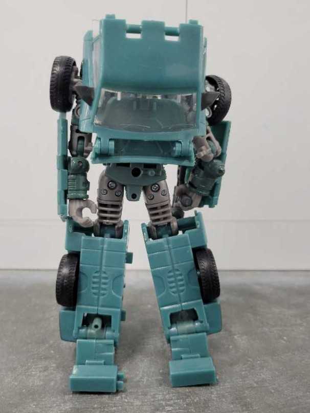 Kup Sergeant 2nd Robot Mode - Hasbro (Generations) action figure collectible - Main Image 4